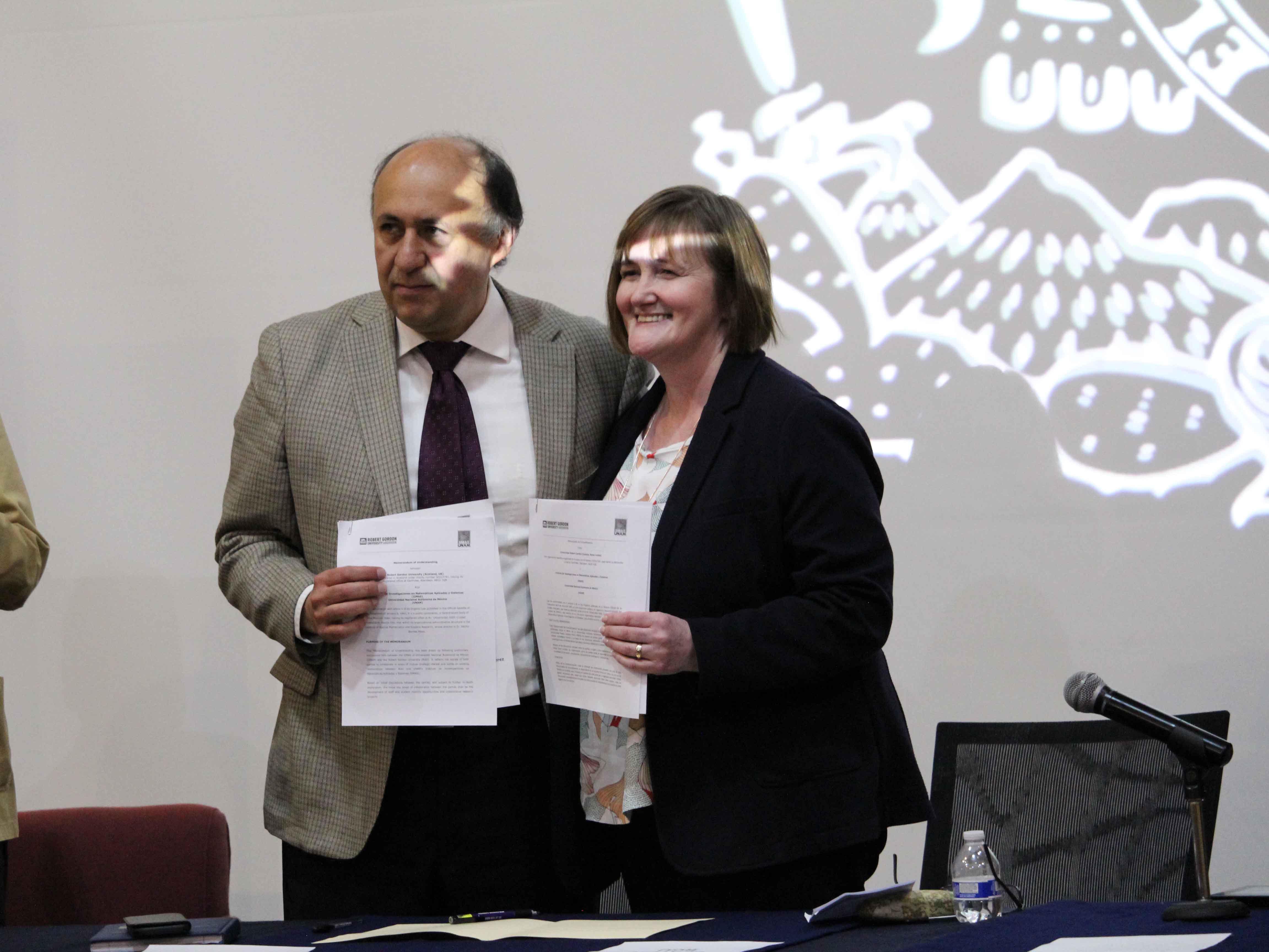 The MoU was signed by Dr. Héctor Benítez, General Director at IIMAS (Applied Mathematics Research Institute) UNAM and Donella Beaton, RGU Associate Vice Principal, Business and Economic Development The MoU was signed by Dr. Héctor Benítez, General Director at IIMAS (Applied Mathematics Research Institute) UNAM and Donella Beaton, RGU Associate Vice Principal, Business and Economic Development