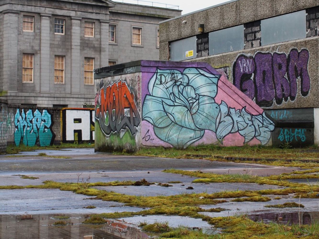 Upper Denburn Gardens, showing graffiti and weeds