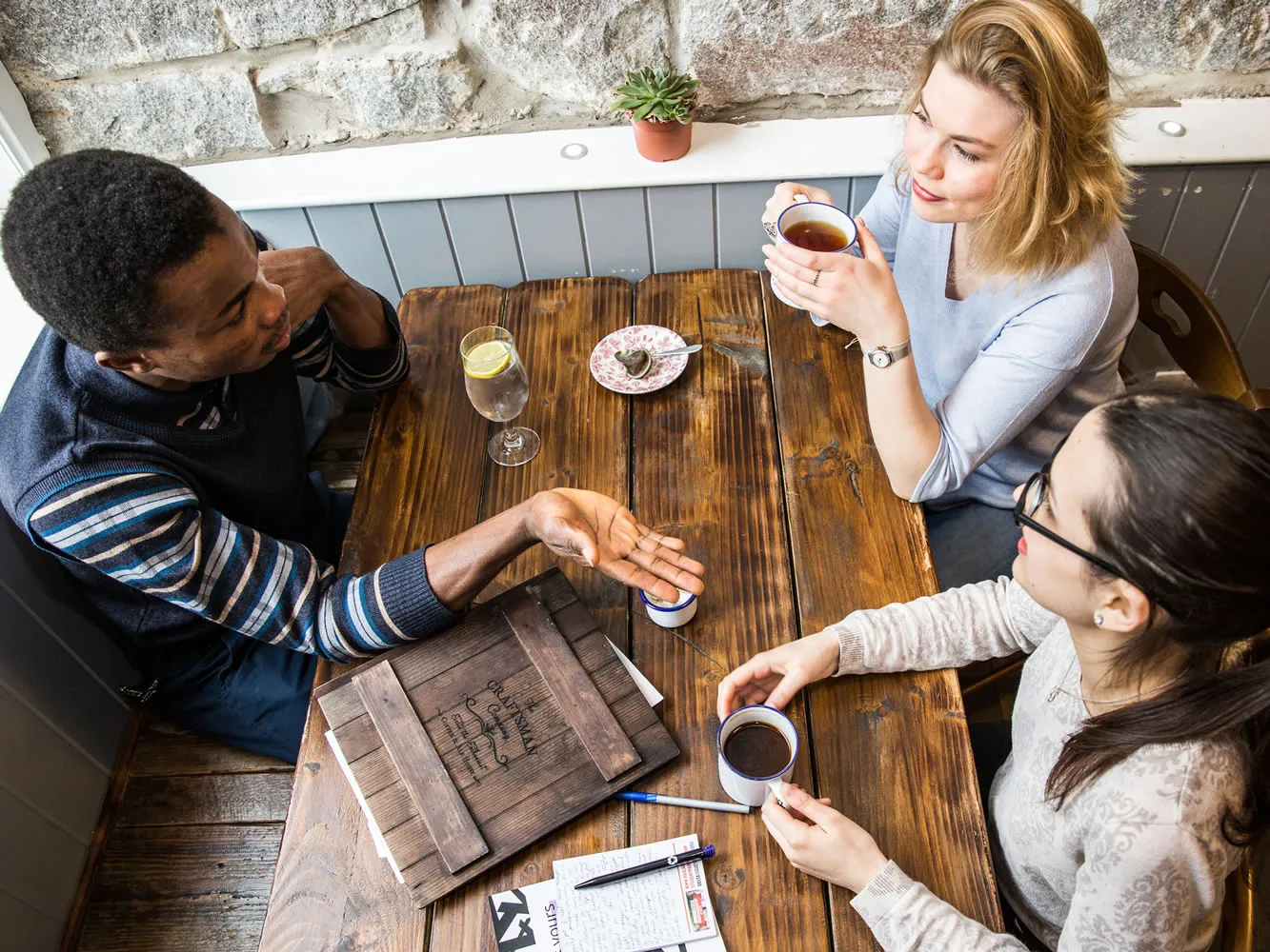 students in a cafe