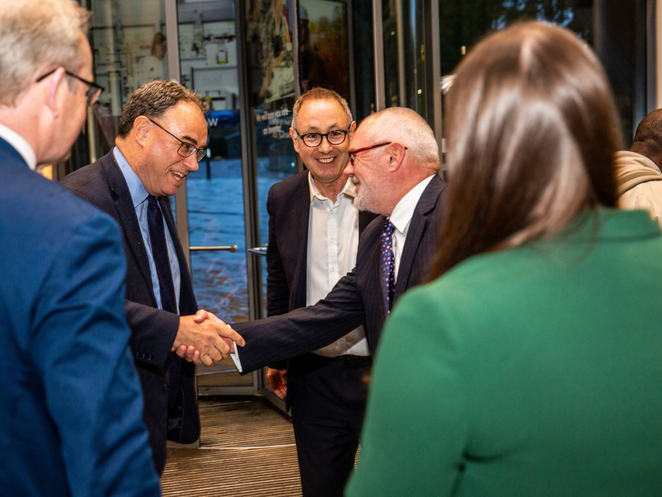 Andrew Bailey shaking the hand of Steve Olivier, with Paul de Leeuw in the background.