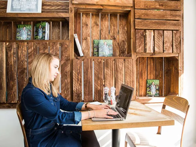 woman on a laptop in a cafe