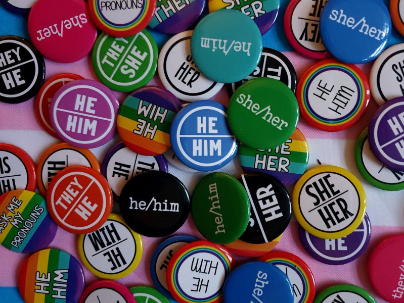 multiple pronoun pins displaying different pronouns