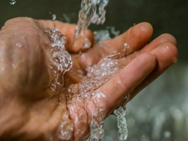 hand under runnign water