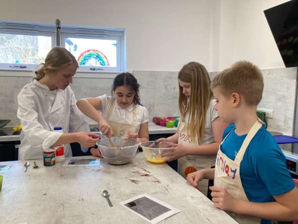 RGU student helps school pupils in the kitchen