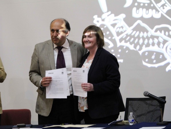 The MoU was signed by Dr. Héctor Benítez, General Director at IIMAS (Applied Mathematics Research Institute) UNAM and Donella Beaton, RGU Associate Vice Principal, Business and Economic Development