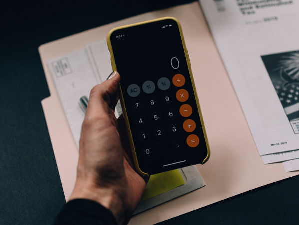 Person holding a phone with a calculator on screen